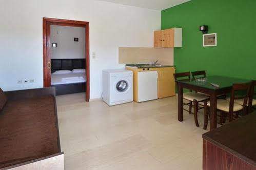 Manos Apartahotel 2*