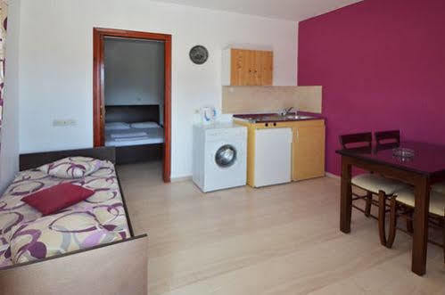 Manos Apartahotel